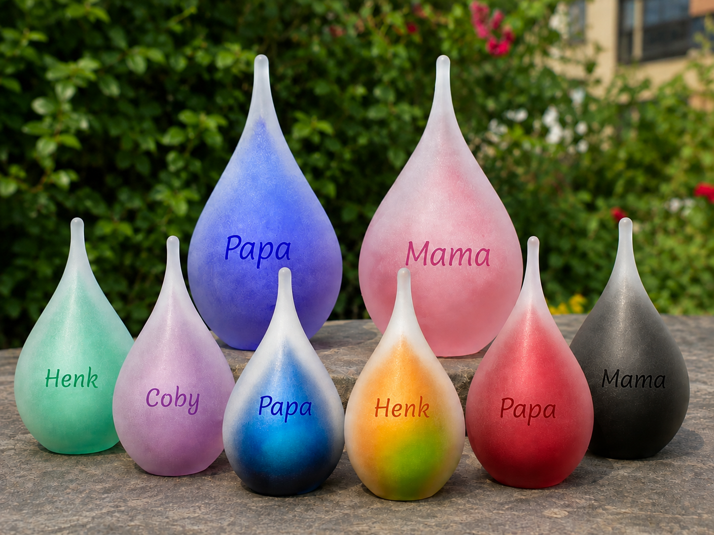 papa en mama -urnenonline.nl Frosted glazen urn met naam – 19 cm en inhoud 280 ml