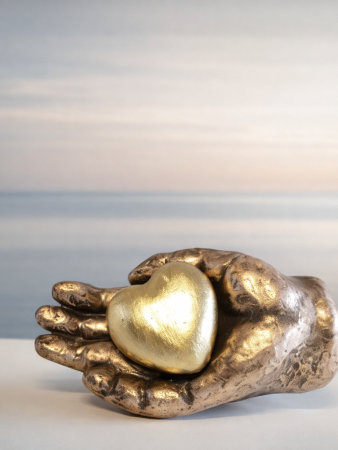 Keramische Urn brons hart op hand