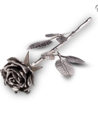Asbeeld zilvertin - Een roos in bloei, symbool van de liefde
