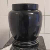 Natuurstenen urn 3 zwart