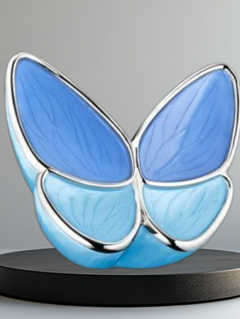 blauwe messing urn met vlinderdecoratie in drie formaten