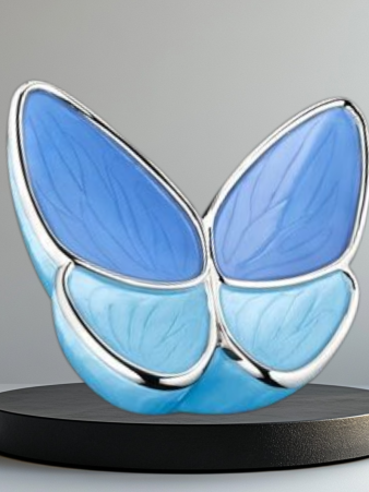 blauwe messing urn met vlinderdecoratie in drie formaten