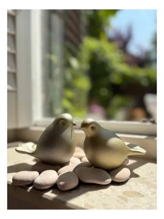Urn vogel gold color