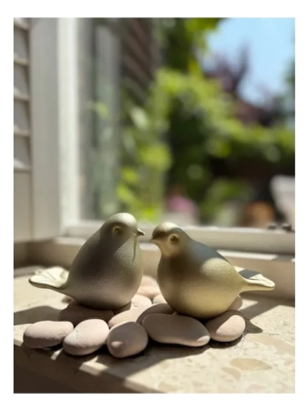 Urn vogel gold color