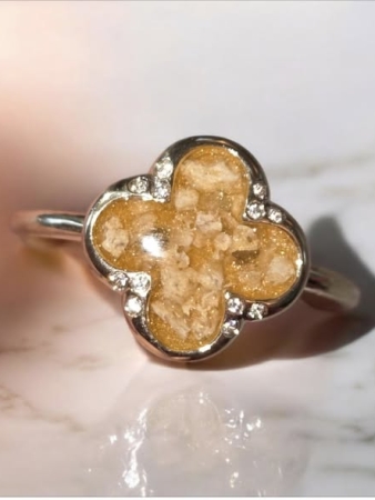 Asring Klavertje 4 – Een Symbolisch Sieraad vol Liefde en Herinnering