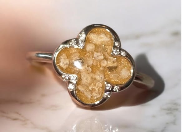 Asring Klavertje 4 – Een Symbolisch Sieraad vol Liefde en Herinnering