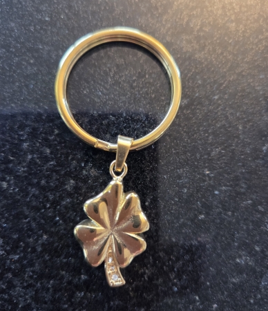 As sleutelhanger klavertje vier ( geelgoud kleur)