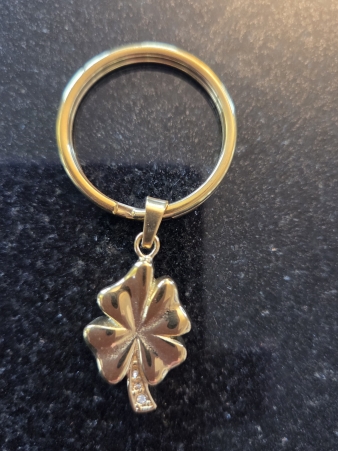 As sleutelhanger klavertje vier ( geelgoud kleur)