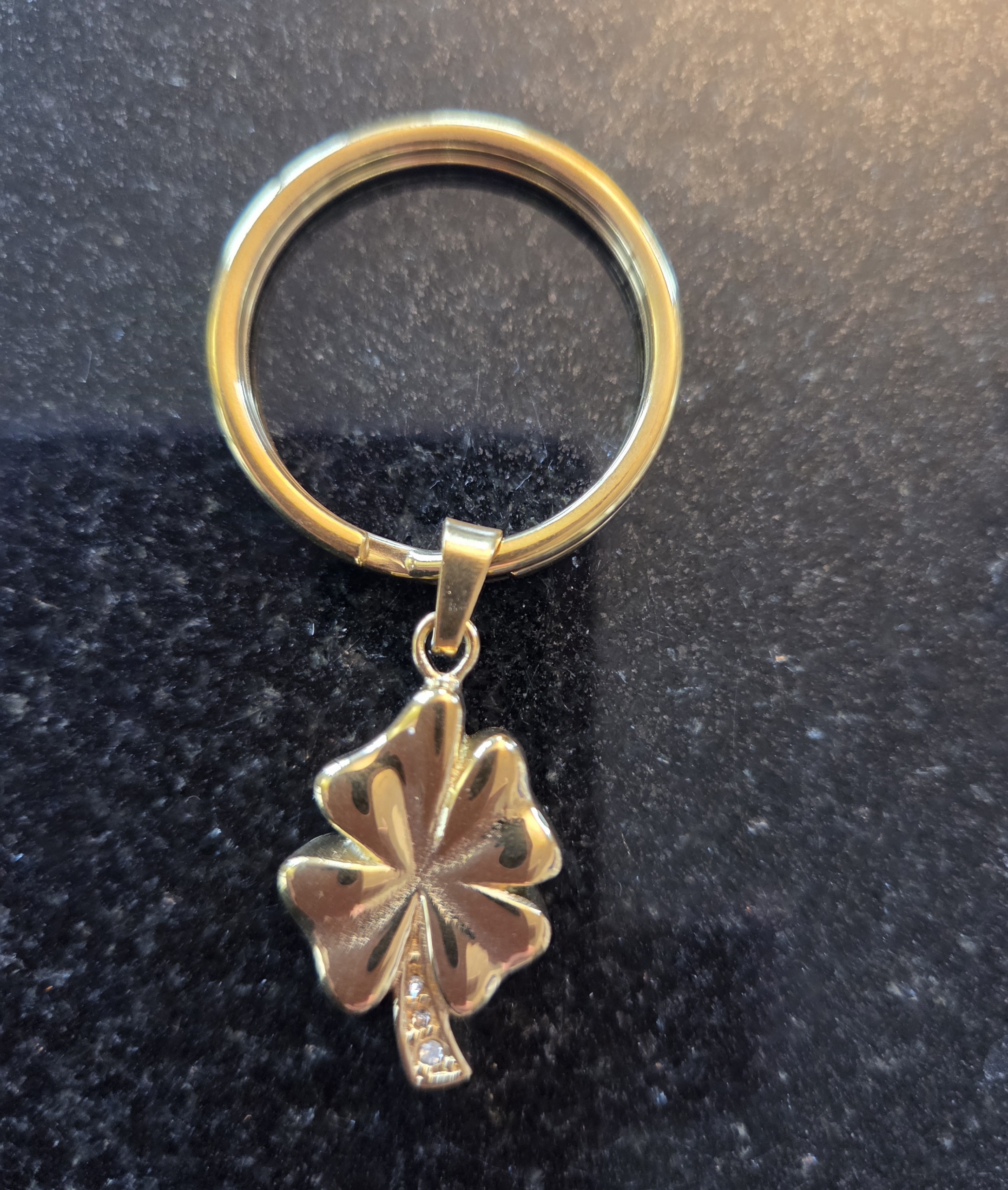 As sleutelhanger klavertje vier ( geelgoud kleur)