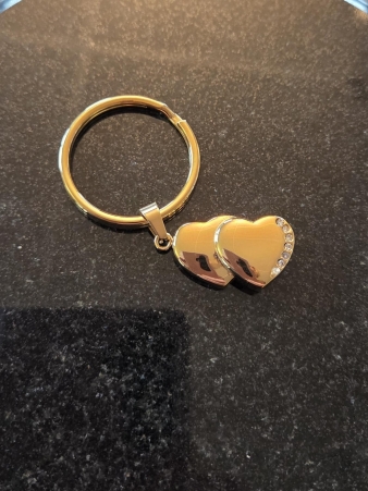 As sleutelhanger dubbelhart ( geelgoud kleur)