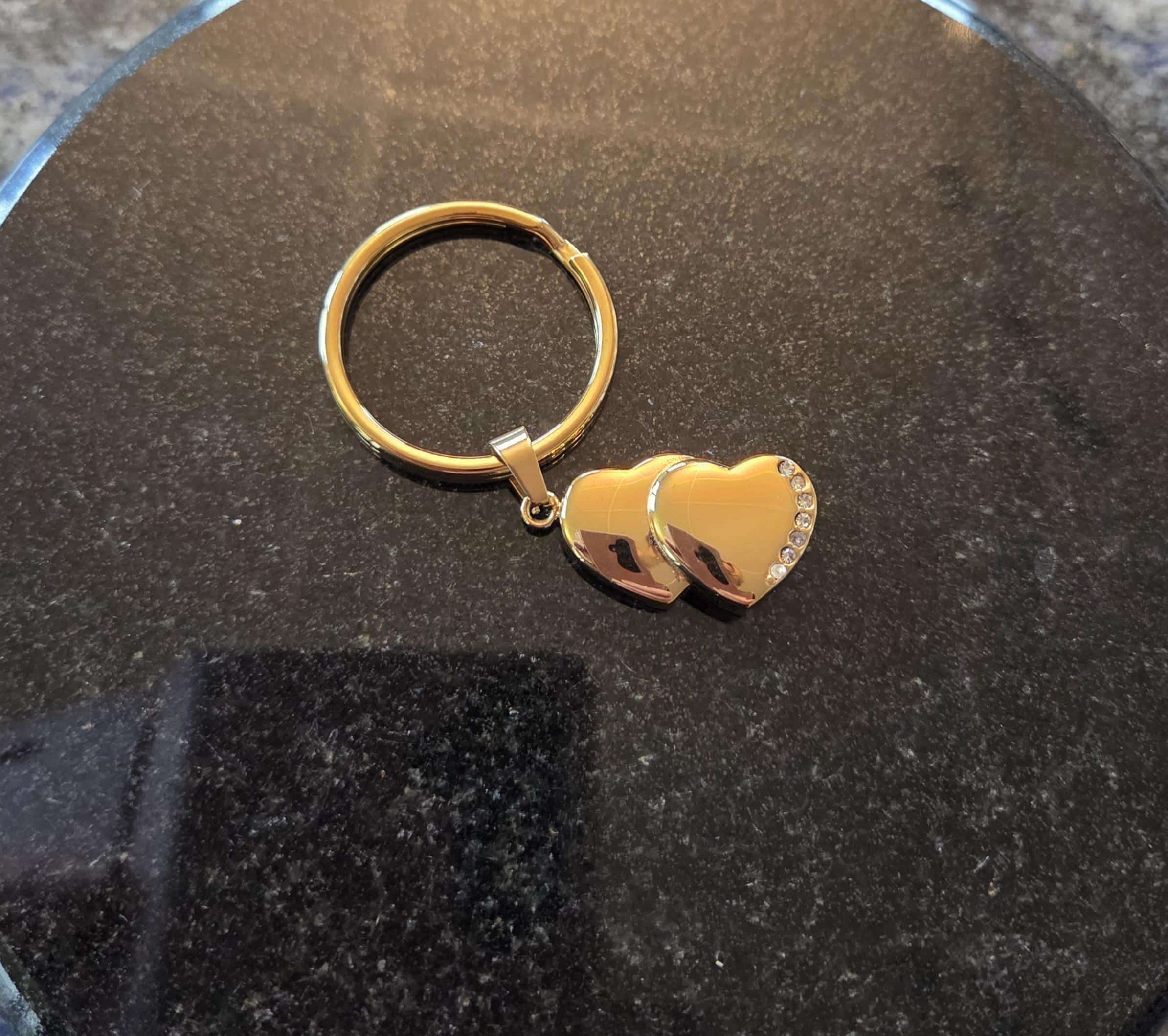 As sleutelhanger dubbelhart ( geelgoud kleur)