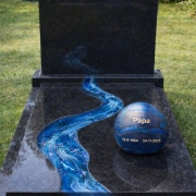 Urn op het graf plaatsen