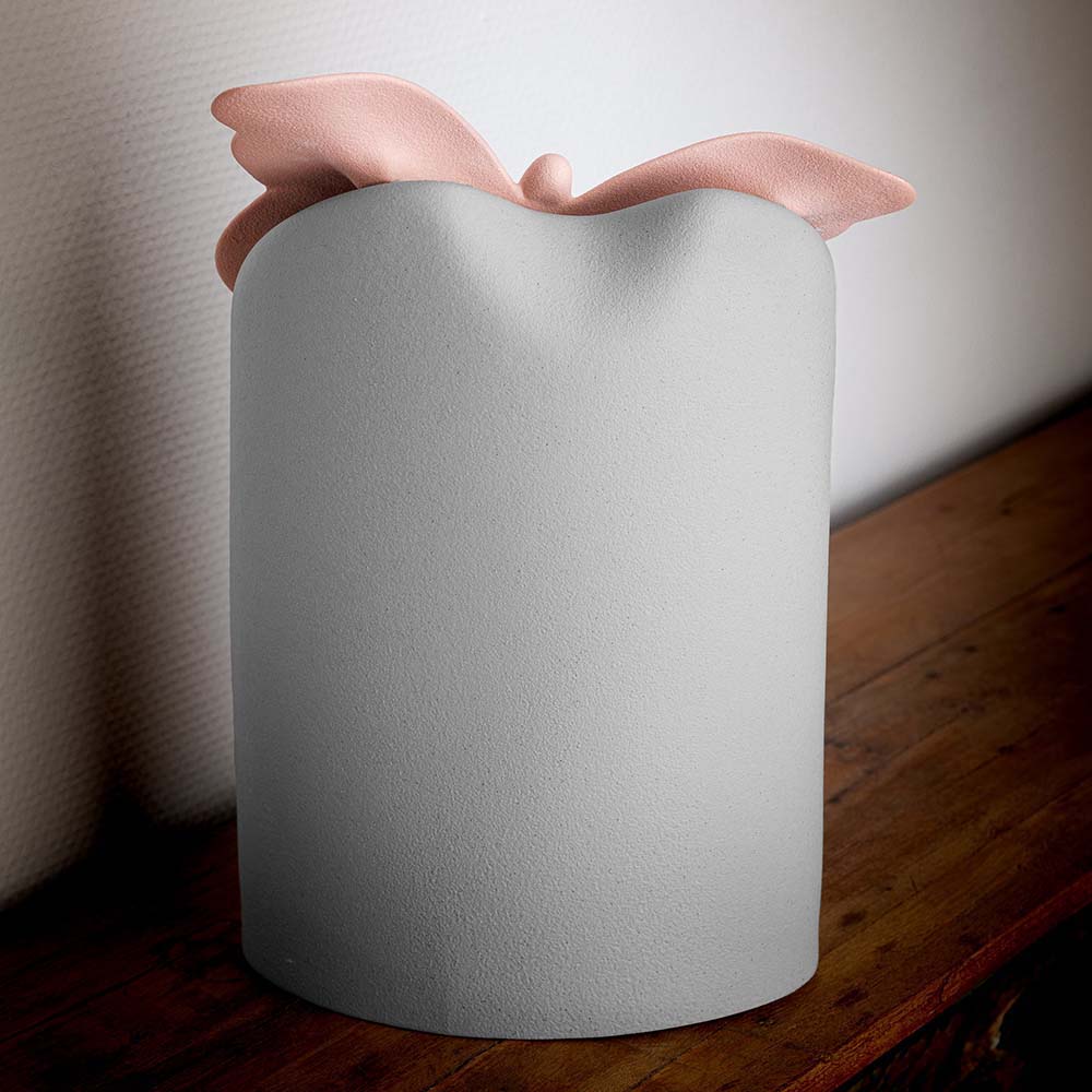 wit roze vlinder urn