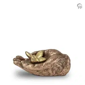 Keramische Urn brons vlinder op hand